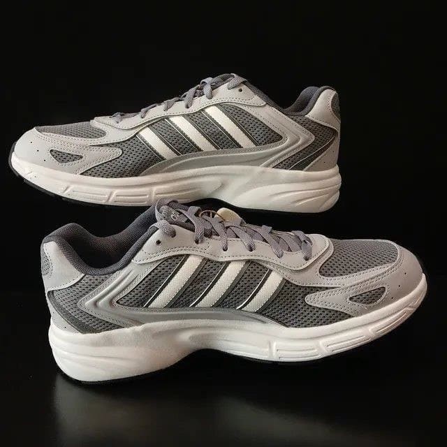 PRECINHO NO ADIDAS RETRÔ FUTURISTA